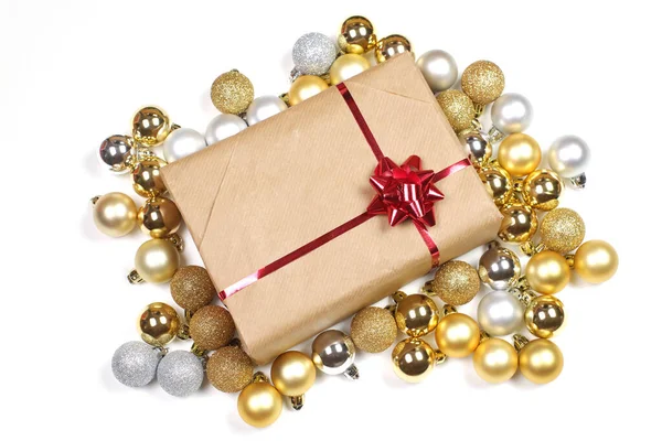 Neujahrs Oder Weihnachtsgeschenk Aus Bastelpapier Mit Metallischer Roter Schleife Und — Stockfoto