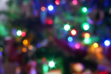 Çok renkli noel ışıkları altı köşeli yıldızlar şeklinde boyanır.