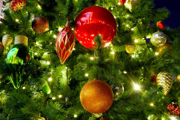 Bolas Navidad Color Rojo Brillante Oro Mate Árbol Navidad Con — Foto de Stock