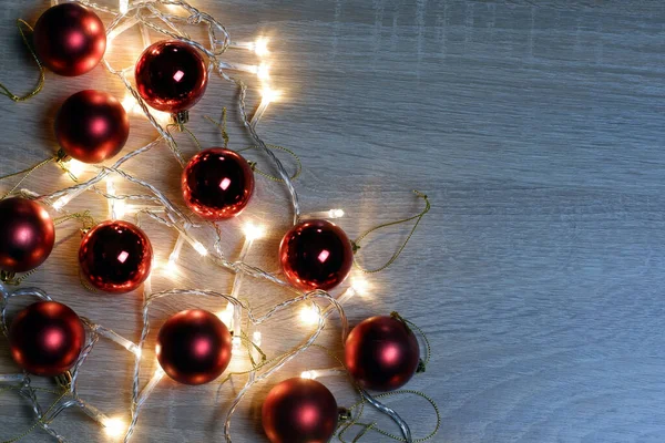 Año Nuevo Composición Navidad Bolas Rojas Brillantes Mate Sobre Fondo — Foto de Stock