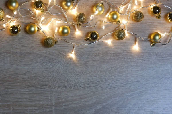Año Nuevo Composición Navidad Bolas Oro Brillante Mate Sobre Fondo — Foto de Stock