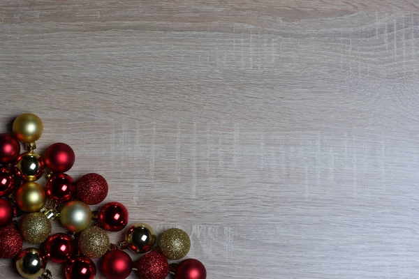Composición Navidad Año Nuevo Bolas Doradas Rojas Brillantes Mate Sobre — Foto de Stock