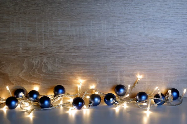 Composición Navidad Año Nuevo Bolas Azules Navidad Iluminadas Por Una — Foto de Stock