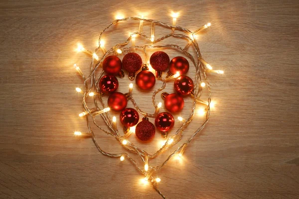 Καρδιά Από Κόκκινο Λαμπερό Αφρώδη Ματ Μπάλες Χριστούγεννα Φωτίζεται Από — Φωτογραφία Αρχείου