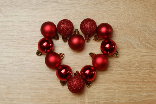 Καρδιά Από Κόκκινο Λαμπερό Αφρώδη Ματ Μπάλες Χριστούγεννα Ξύλο Βελανιδιάς — Φωτογραφία Αρχείου