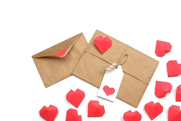 Umschlag Aus Bastelpapier Mit Rotem Herz Und Geschenk Braunes Bastelpapier — Stockfoto