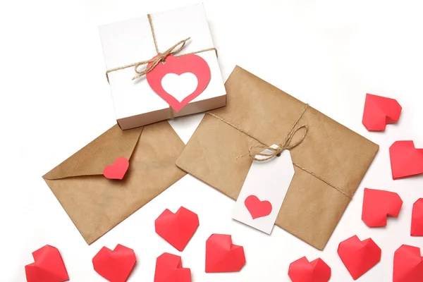 Caja Regalo Blanca Con Etiqueta Roja Forma Corazón Regalo Envuelto — Foto de Stock