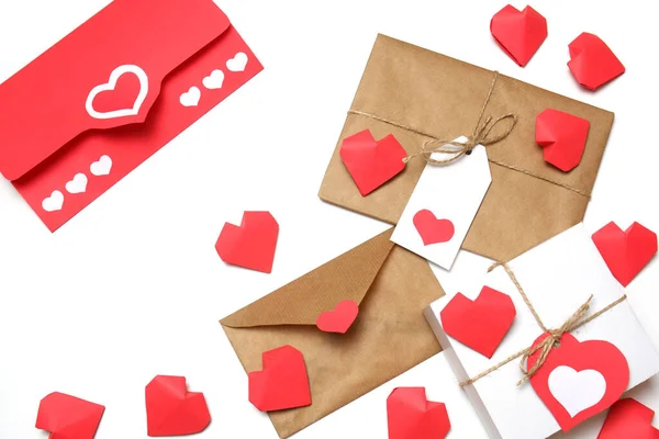 Busta Carta Rossa Con Cuori Confezione Regalo Bianca Con Etichetta — Foto Stock