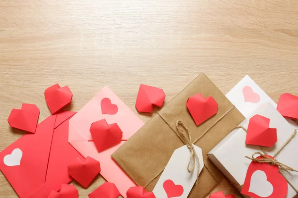 Buste Carta Rossa Rosa Bianca Con Cuori Colorati Confezione Regalo — Foto Stock