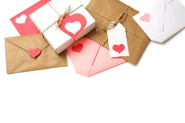 Rote Rosa Und Weiße Papierumschläge Mit Farbigen Herzen Weiße Geschenkschachtel — Stockfoto