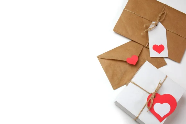 Witte Geschenkdoos Met Rood Etiket Hartvorm Geschenk Verpakt Bruin Ambachtelijk — Stockfoto