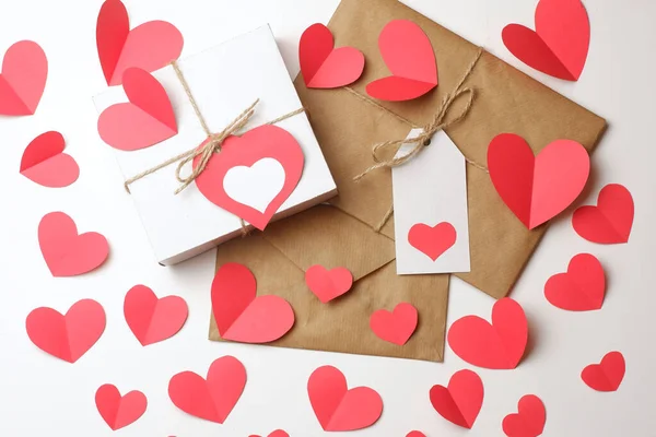 Caixa Presente Branca Com Etiqueta Vermelha Forma Coração Presente Embrulhado — Fotografia de Stock