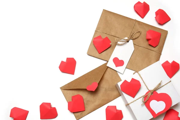 Weiße Geschenkschachtel Mit Rotem Etikett Herzform Geschenk Braunes Bastelpapier Gewickelt — Stockfoto