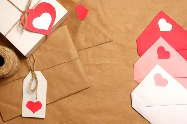 채색을 용지로 선물과 봉투들은 상표가 끈으로 배경에는 하트와 고리가 발렌타인 — 스톡 사진