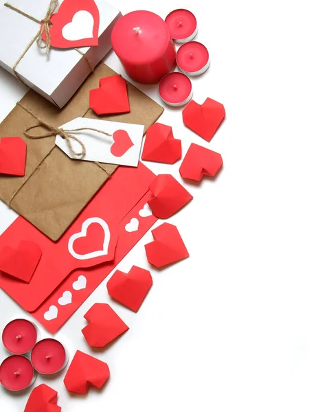 분홍색 리본과 라벨이 트위트 봉투에 심장을 발렌타인 낭만적 — 스톡 사진