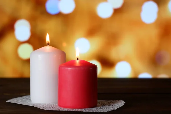 Weiße Und Rosa Brennende Aromatische Kerzen Auf Weißer Durchbrochener Papierserviette Stockbild