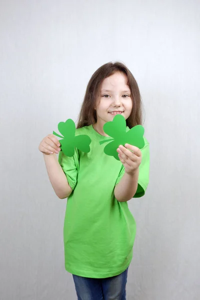 Aranyos Kislány Zöld Ruhában Lóhere Levelekkel Kezében Szent Patrik Napi — Stock Fotó