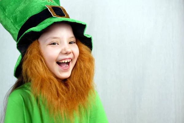 Retrato Encantadora Niña Riendo Con Barba Roja Decorativa Ropa Verde —  Fotos de Stock