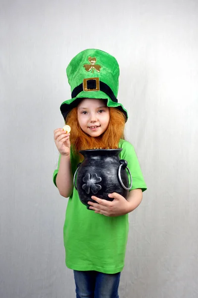 Adorable Niña Siete Años Vestida Verde Con Sombrero Duende Sostiene —  Fotos de Stock
