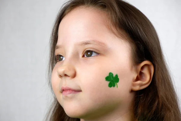 Portrait Jolie Petite Fille Vêtements Verts Avec Feuille Trèfle Vert — Photo