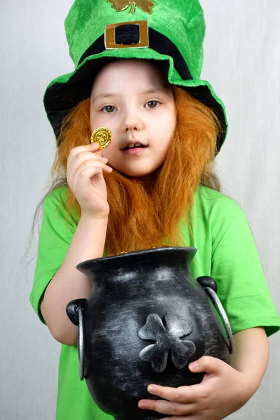 Encantadora Niña Sonriente Ropa Verde Con Barba Roja Decorativa Sombrero —  Fotos de Stock