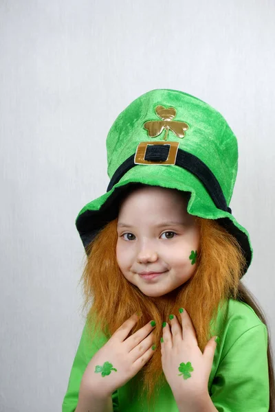 Día San Patricio Niña Sonriente Con Barba Roja Decorativa Hoja —  Fotos de Stock