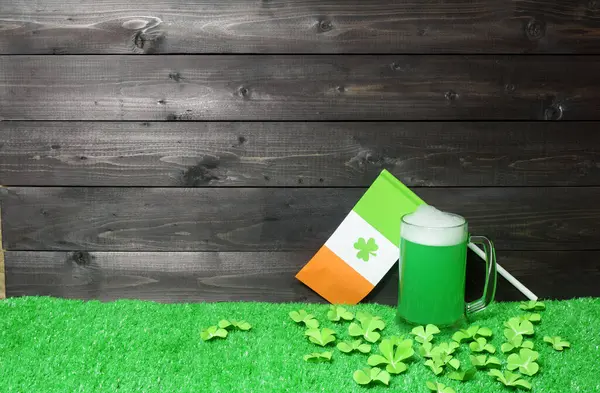 Taza Cerveza Verde Bandera Irlanda Sobre Hierba Verde Con Hojas —  Fotos de Stock