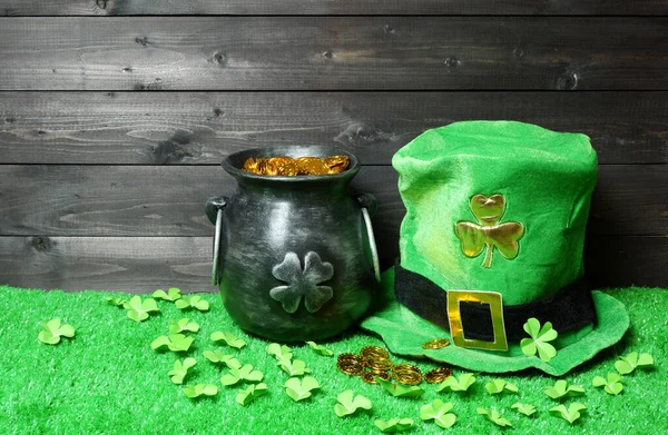 Pot Fonte Avec Chapeau Trésor Leprehaun Feuilles Trèfle Pièces Monnaie — Photo