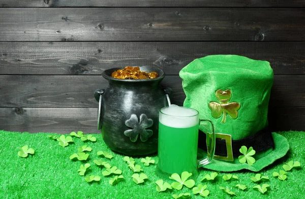 Tasse Bière Verte Pot Fonte Avec Trésor Chapeau Leprehaun Feuilles — Photo