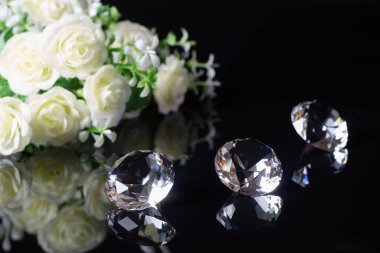 İlk suyun üç mükemmel elması ve arka planda siyah ayna görüntüsüne yansıyan beyaz güller. Mücevher satışı, davetiye, indirimli poster şablonu