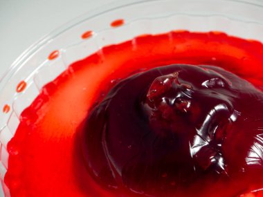 Kırmızı böğürtlenli ve meyveli iştah açıcı pasta. Tatlı ikramlı yemek arkaplanı.