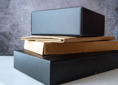 Eşyalar, hediyeler ve paketler postanede, depoda, dükkanda, kurye servisinde. Farklı boyutlarda kutular ve paketler masanın üzerinde duruyor..