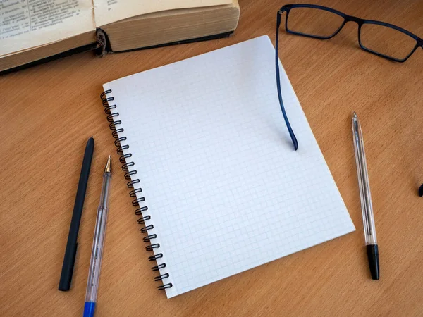 Uma Mesa Madeira Estão Livro Caderno Canetas Óculos Conceito Educação — Fotografia de Stock
