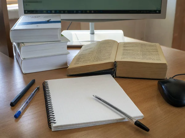 Concepto Educación Aprendizaje Línea Libros Cuaderno Bolígrafos Ratón Computadora Están — Foto de Stock