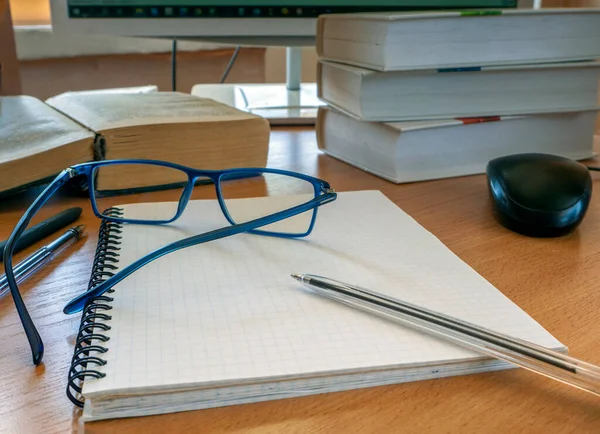 Óculos Uma Caneta Numa Folha Branco Livros Monitor Outros Itens — Fotografia de Stock
