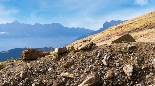 Uma Encosta Montanha Com Grandes Pedras Pequenos Seixos Cordilheira Fundo — Fotografia de Stock