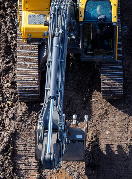 Excavadora Conduce Suelo Dejando Una Pista Seguimiento Vista Desde Arriba — Foto de Stock