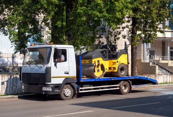 Bir Çekici Yol Silindirini Sabit Bir Platformda Yerine Götürüyor Endüstri — Stok fotoğraf