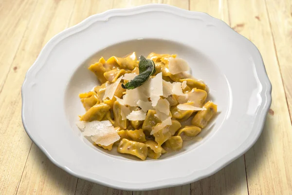 İtalyan Langhe 'den yağlı, adaçaylı ve parmesanlı ravioli del plin tipik Piedmontese makarnası