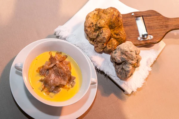 Twee Grote Witte Alba Truffels Houten Snijmachine Witte Servet Buurt — Stockfoto