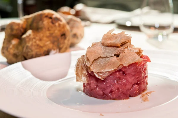 Alba Trufa Branca Fatiada Carne Picada Crua Gado Raça Piedmontese — Fotografia de Stock