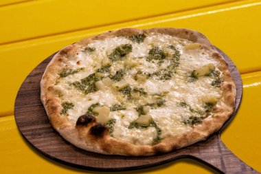 Ceneviz soslu pizza, patates ve ahşap kesim tahtasında mozzarella peyniri.