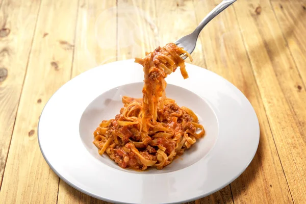 Espaguetis Base Huevo Tagliatelle Italiano Rematado Con Carne Salsa Tomate —  Fotos de Stock