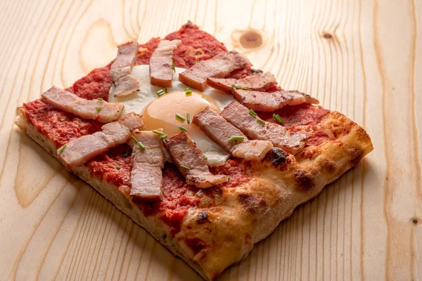 Fatia Pizza Com Molho Tomate Ovo Com Bacon Placa Corte — Fotografia de Stock