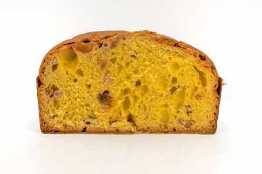 Marron glace ile Panettone ikiye bölünmüş, tipik İtalyan tatlısı Milano 'dan, beyaz üzerine izole edilmiş.