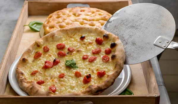 Pizza Italiana Com Tomate Cereja Queijo Mussarela Detalhe Forno Que — Fotografia de Stock