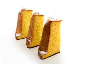 Pandoro, tipik İtalyan Noel pastası, beyaz üzerine izole edilmiş üç dilim krema şekeri.