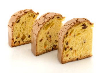 Panettone, Milan 'dan klasik Noel pastası, beyaz üzerine izole edilmiş üç dilim.
