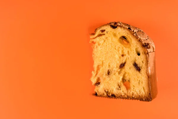 Panettone Klassischer Weihnachtskuchen Aus Mailand Eine Scheibe Isoliert Auf Orangefarbenem — Stockfoto