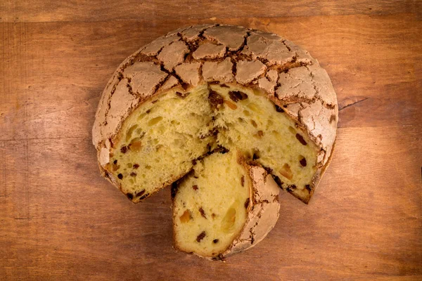 Panettone Typowy Bożonarodzeniowy Deser Rodzynkami Kandyzowaną Pomarańczą Ciasto Kształcie Kopuły — Zdjęcie stockowe